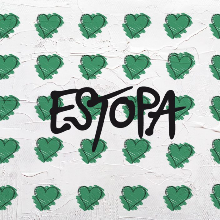 Fotografía con corazones estilo naif sobre fondo blanco encalado (fondo empleado para el rediseño de La Maqueta) y tipografía empleada.